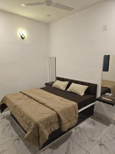 a bedroom with a bed and a desk in it at SHARDA PALACE Deoghar in Deoghar