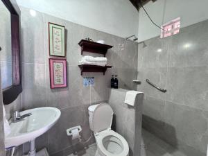 a bathroom with a white toilet and a sink at Casa colonial Centro Histórico - Puerta Azul in Mompos