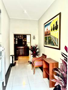 ein Wohnzimmer mit Sofa und Tisch in der Unterkunft Hostal Anthony's in Lima