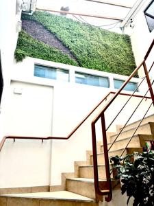 ein Treppenhaus mit einer grünen Wand an der Seite eines Gebäudes in der Unterkunft Hostal Anthony's in Lima