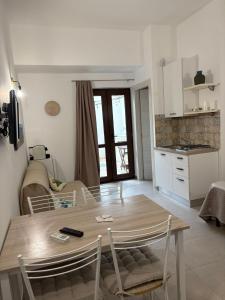 a living room with a table and a kitchen at B&B la Quiete in Leverano