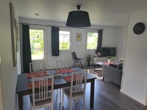 ein Esszimmer und ein Wohnzimmer mit Tisch und Stühlen in der Unterkunft Öjavad in Svängsta