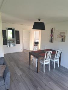 ein Esszimmer mit Tisch und Stühlen in der Unterkunft Öjavad in Svängsta