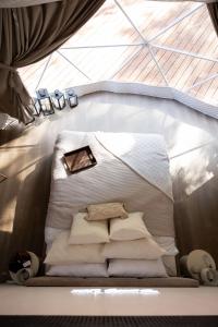 a small room with a bed in a tent at Sandomierskie Szepty Lasu - Glamping Sandomierz in Gałkowice