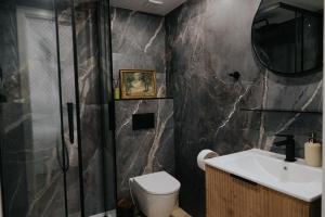 a bathroom with a toilet and a sink and a shower at Sandomierskie Szepty Lasu - Glamping Sandomierz in Gałkowice