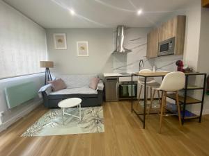 a living room with a couch and a table and chairs at Alojamiento con encanto in Santoña