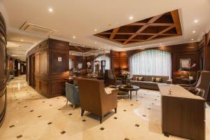 a large room with a lobby with chairs and tables at Hotel Park10 in Medellín