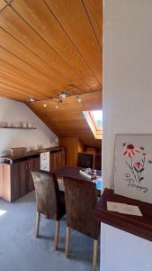 a room with a table and chairs and a kitchen at Haus Bergblick in Olsberg