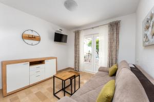 a living room with a couch and a table at Bed and Breakfast Ivona in Baška Voda