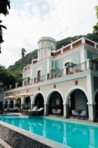ein Gebäude mit einem Pool davor in der Unterkunft Hotel Villa 1927 in Chapala