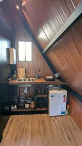 a small kitchen with a sink and a refrigerator at Chalé Suiço Diniz e Ferreira in Contagem