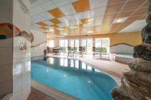 a large swimming pool in a hotel room at Replers Hotel garni & Appartements in Prägraten