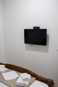 a flat screen tv hanging on a wall at Casa Bellora in Donja Jošica