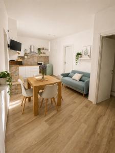 a kitchen and living room with a table and chairs at La casina di Viola in Posticciola