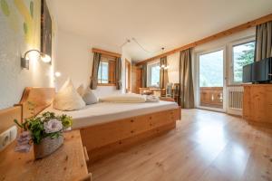 a bedroom with a large bed in a room at Replers Hotel garni & Appartements in Prägraten +52 photos