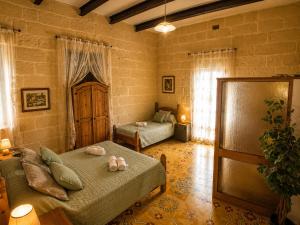 a bedroom with two beds in a room at Ta Speranza Farmhouse in Victoria