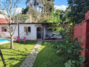 a house with a yard and a swimming pool at Lo de Xime in Yerba Buena