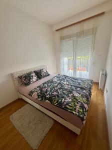 a bedroom with a bed and a window at Kapije Uba 51 in Ub