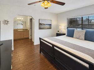 a bedroom with a large bed and a ceiling fan at F-13 California Dreamin in Anaheim +49 photos