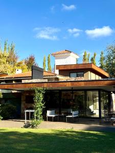 a house with a conservatory with a table and chairs at Terra Campo Posada in Chacras de Coria
