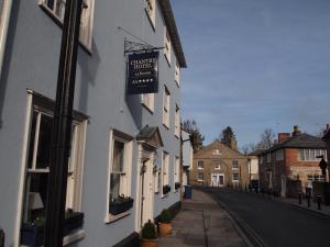 un edificio blanco con un letrero al lado de una calle en Chantry Hotel en Bury Saint Edmunds