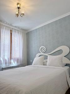 a bedroom with a white bed and a window at Apartamento Oyón in Logroño
