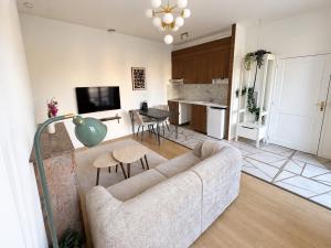a living room with a couch and a table at Le cocon de Saumur in Saumur