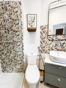 a bathroom with a toilet and a sink and a shower at Le cocon de Saumur in Saumur +17 photos