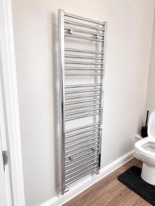 a shower stall in a bathroom with a toilet at Delwin Place - Quiet Stay & Sparkling Bathroom in Dunstable