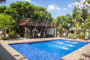 ein Swimmingpool mit Terrasse und ein Haus in der Unterkunft Katamar in Manta