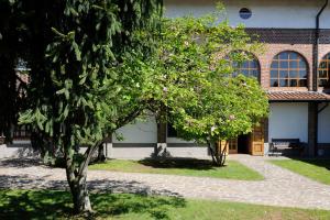 a tree in front of a house with a building at Bed & Breakfast Villa Chiara in Magenta