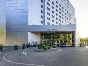 ein Gebäude mit einem Nordica-Schild davor in der Unterkunft Novotel Bern Expo in Bern