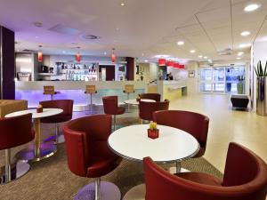 a restaurant with tables and chairs and a bar at ibis Aberdeen Centre – Quayside in Aberdeen