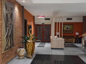 a living room with a lobby with a statue of a pineapple at Hotel Castilla in David