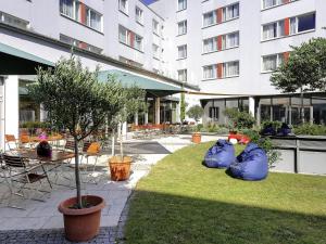 a courtyard of a building with a large building at Novotel Erlangen in Erlangen