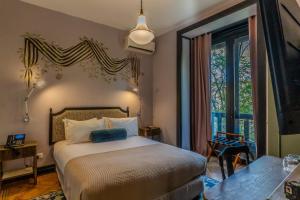 una camera da letto con un letto e una grande finestra di Aubrey Hotel Boutique a Santiago Altre 104 foto