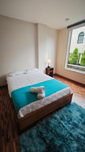 ein Schlafzimmer mit einem großen Bett und einem großen Fenster in der Unterkunft Hotel Shannon360 in Santa Rosa
