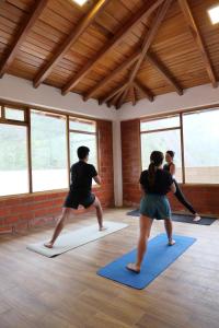 Eine Gruppe von Menschen, die in einem Raum Yoga machen in der Unterkunft Hotel Shannon360 in Santa Rosa