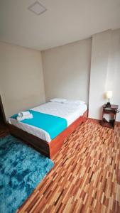 ein Schlafzimmer mit einem Bett und einem Holzboden in der Unterkunft Hotel Shannon360 in Santa Rosa