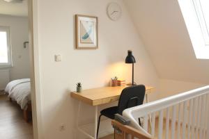 a small room with a desk and a bed at Ferienwohnung "Groote Koje" in Barßel