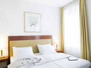 Llit o llits en una habitació de NOVOTEL Hildesheim City 98 fotos més