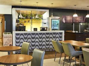 a restaurant with tables and chairs and a counter at ibis Rio de Janeiro Centro in Rio de Janeiro +48 photos