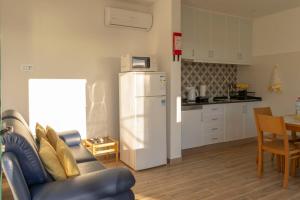 a living room with a couch and a kitchen at Casa do Boto - Vagas D Alvorada in Santa Cruz