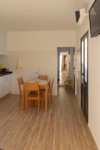 a dining room and kitchen with a table and chairs at Casa do Boto - Vagas D Alvorada in Santa Cruz +12 photos