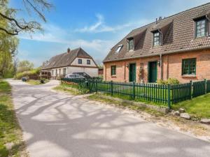 a house with a fence next to a street at Alma in Zierow