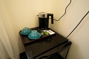 ein Tisch mit zwei Tassen und einem Mixer darauf in der Unterkunft MIST Boutique Hotel in Yerevan