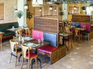 a restaurant with tables and chairs in a room at ibis Criciuma in Criciúma