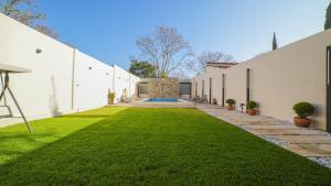 an internal courtyard of a building with green grass at Casa las Castellanos in Tlalixtac de Cabrera