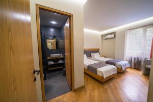 ein Hotelzimmer mit zwei Betten und einem Badezimmer in der Unterkunft MIST Boutique Hotel in Yerevan + 67 Fotos