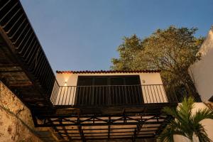 a house with a balcony on a building at Hotel Boutique Casa Jade in Campeche